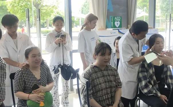 【杭州華方醫院】中醫科社區義診送香囊