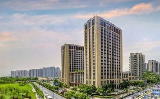 杭州朗和銀江護理院簡介  杭州朗和銀江護理院作為物產中大集團傾力打造的養老典范之作，優雅地坐落于杭州市上城區環站東路99號云峰大廈北樓，其優越的地理位置緊鄰杭州東站，交通便捷，不僅便于親友探訪，更為長者們搭建了一個便于社交、享受溫馨交流的溫馨家園，讓晚年生活煥發新的活力與光彩。  護理院占地面積近兩萬平方米，精心規劃為高層公寓區與低層護理區兩大特色板塊。高層公寓區(10至17層)精心設計了96套精致公寓，每一處細節都深思熟慮，兼顧了長者的私密性與居住舒適度，營造出一個既溫馨如家又自在愜意的居住環境。而低層護理區(2至9層)則溫馨配備了超過190張床位，專注于為長者提供全方位、個性化的照護服務，讓這里成為長者安心養老、感受家庭溫暖的理想之地。  杭州朗和銀江護理院院前須知  住院費用：6500元/月起  費用包括：床位費、護理費、伙食費;價格僅供參考，具體請電話咨詢。  醫保報銷：(省市、異地醫保定點單位)床位費醫保報銷40元/天，醫療自費部分另行計算，具體費用以實地咨詢為準。  點擊杭州朗和銀江護理院收費標準，了解詳請。  杭州朗和銀江護理院住院預約咨詢電話  咨詢電話：0571-86297229